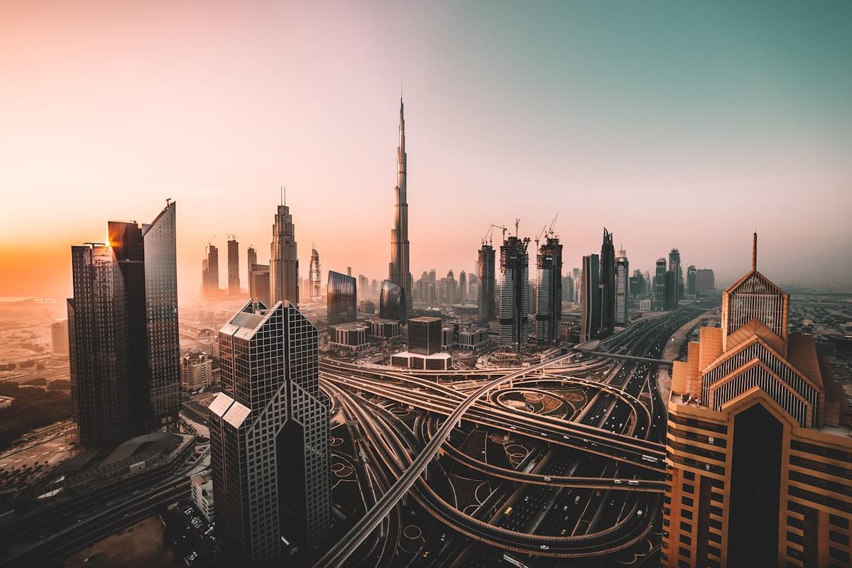Vue panoramique de Dubaï avec sa skyline moderne