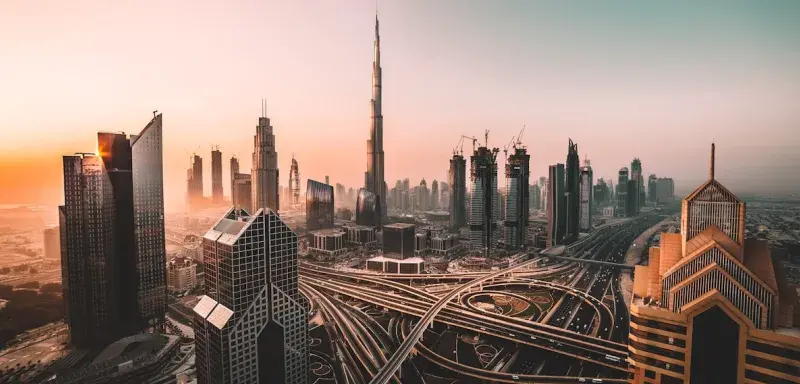 Vue panoramique de Dubaï avec sa skyline moderne