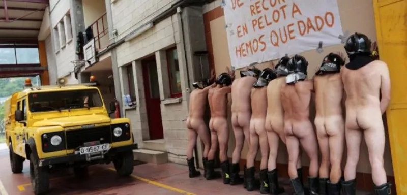Les huit pompiers, casque sur la tête et chaussures aux pieds, sont sortis de leur caserne et se sont alignés debout face à un mur (DR)