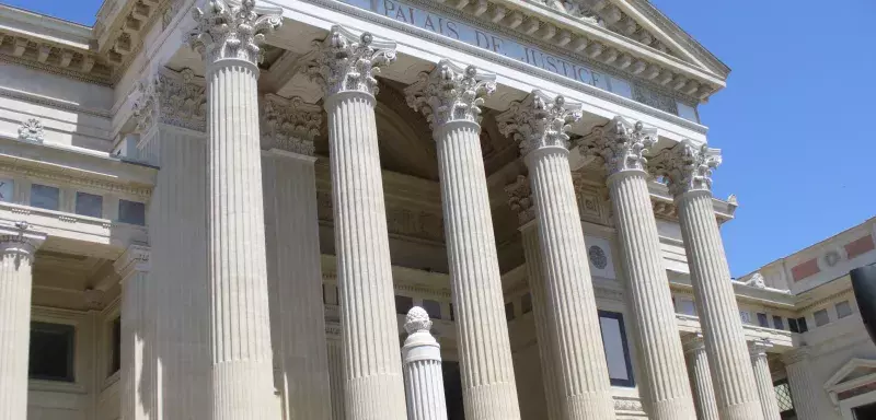 A près 48h de garde à vue, Robert Plant a été transféré peu avant 14h30 au Palais de Justice de Nîmes pour être entendu par un juge d'instruction. (DR)