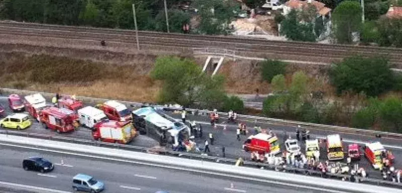 L'autocar a traversé la route et s’est couché sur la voie opposée... (DR)