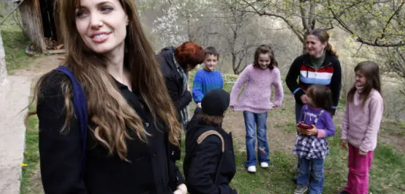 angelinajolieenfantsbosniaque.jpg