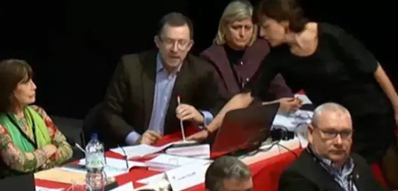 De retour à la tribune présidentielle, Carole Delga a directement coupé le micro d'un élu FN suite à ses propos injurieux.