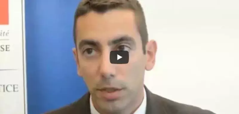 Anthony De Freitas Meira, commissaire de police et directeur adjoint du service régional de police judiciaire, explique l'affaire au côté du Procureur de la République de Montpellier. (Capture d'écran Midi Libre)