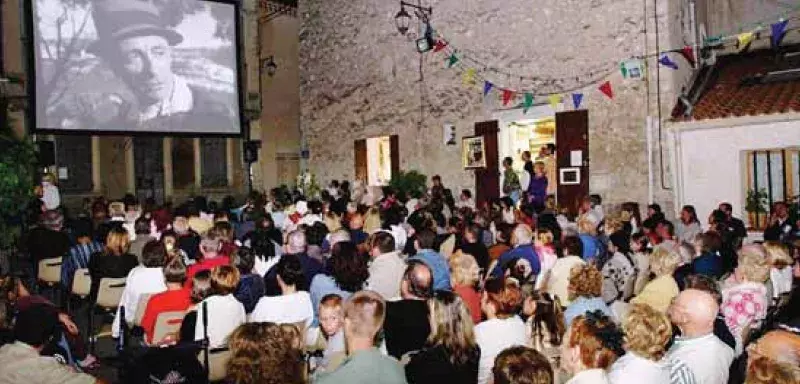 A Marseille ou ailleurs, les projections de cinéma en plein air rencontrent un grand succès. (D R)