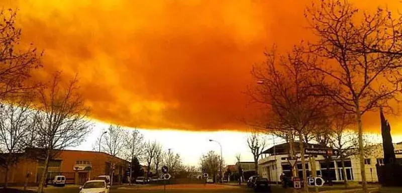 A Igualada, l'usine qui a pris feu contenait du chlorure et de l'acide nitrique, 66.000 habitants du secteur sont confinés. (Henry de Laguérie/Twitter)
