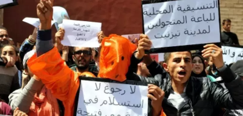 des dizaines de vendeurs ambulants se sont rassemblés à Kénitra une semaine après le décès de Fatiha, brandissant son portrait... (DR)