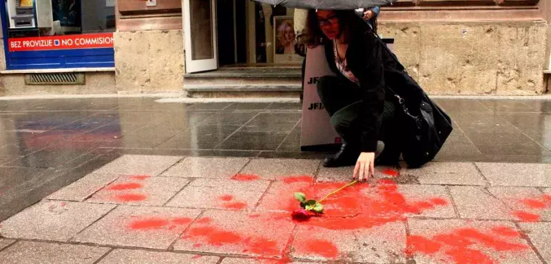 Ces "roses", témoins muets de la haine déversée sur Sarajevo par les extrémistes serbes,