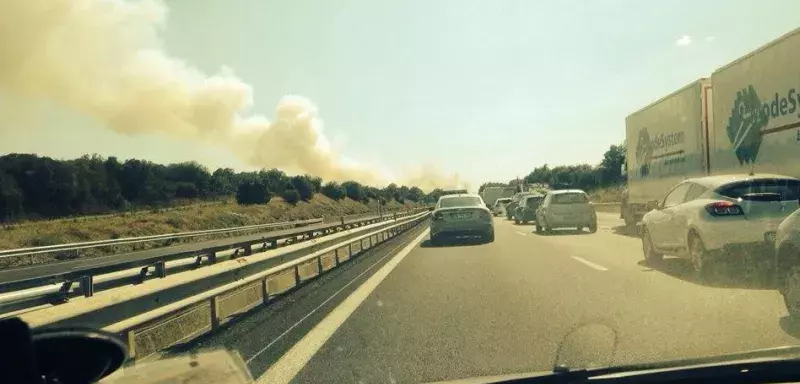 Une photo du gros nuage de fumée prise de l'autoroute A9, 50 hectares de garrigue sont déjà partis en fumée. (DR)