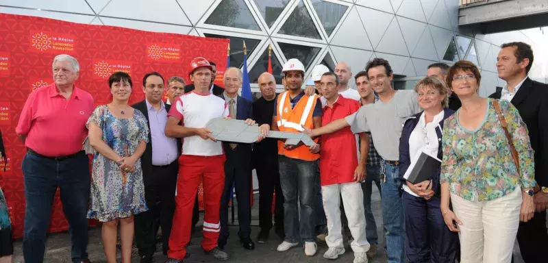 Les ouvriers du chantier ont symboliquement remis les clés à Christian Bourquin, ici à gauche de Massimiliano Fuksas (© Région L-R).