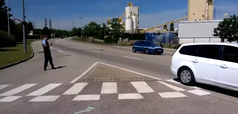 Un homme a été décapité avec une "mise en scène macabre", de source policière, sa tête ayant été retrouvée sur les grilles de l’usine au côté de deux drapeaux islamistes. (Capture d’écran Dauphiné Libéré)