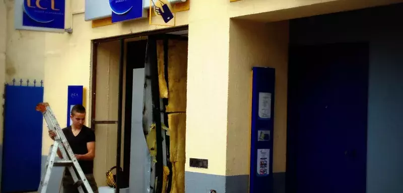 Après avoir arraché le distributeur de billets du Crédit Lyonnais, les voleurs l'ont caché dans une zone isolée où il a été retrouvé ce matin. (© N.E)