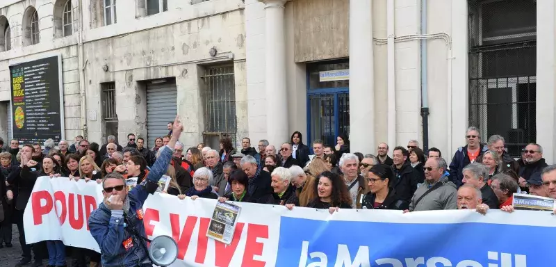 Réunis à 10h ce matin devant le siège du journal situé Cours d'Estienne-d'Orves à Marseille, les salariés ont manifesté pour la survie du titre La Marseillaise. (DR)