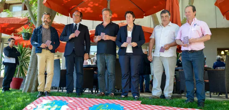 Dimanche, les mille premiers participants du pique-nique géant organisé à Vic-la-Gardiole recevront la nappe confectionnée aux couleurs de l’événement, ainsi que deux verres estampillés Thau Agglo.(DR)