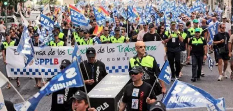 « Citoyens, nous vous demandons pardon pour ne pas arrêter les vrais responsables de cette crise: les banquiers et les politiques...» (DR)