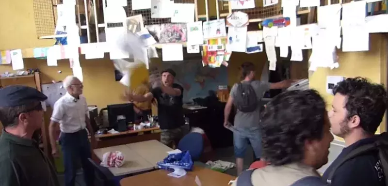 Ces faits ont été filmés et diffusés sur Facebook par les identitaires de la Ligue du Midi, à Montpellier, Kléber Mesquida, président du Département de l’Hérault annonce qu’une plainte a été déposée. (Capture d'écran)