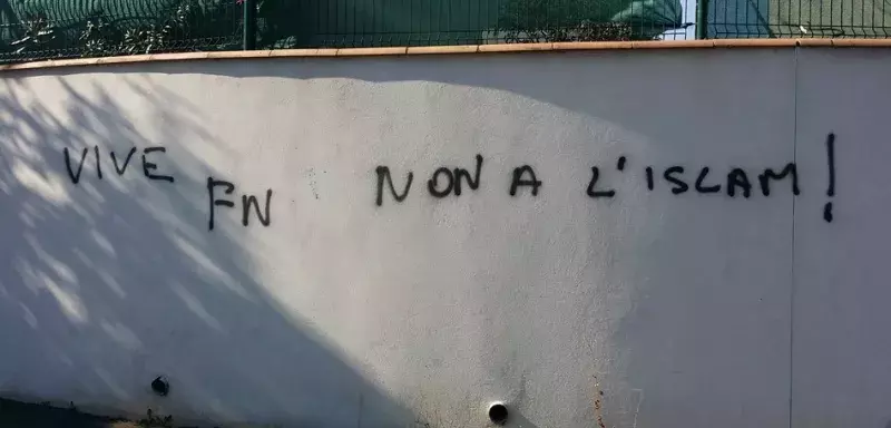Une semaine avant la tête de sanglier déposée à la mosquée d'Aubagne, des tags racistes et antisémites avaient été découverts à Béziers. (Boudjemaa Laliam/Facebook)
