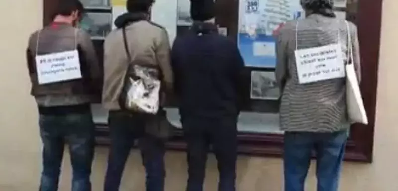 "PS, la coupe est pleine soulageons-nous !", c’était l’un des slogans du collectif "Les pisseurs de Sète" mobilisé hier pour uriner devant la Fédération socialiste sétoise...