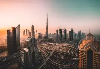 Vue panoramique de Dubaï avec sa skyline moderne