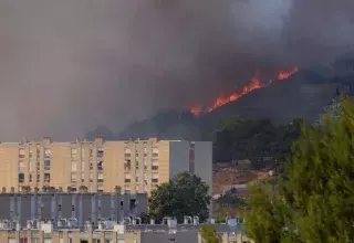 Marseille en alerte : incendie géant et persistant dans les quartiers Nord de la ville   