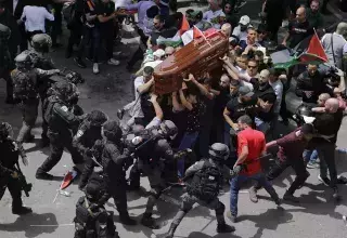 La police s'est déchaînée sur les porteurs du cercueil jusqu'à le faire tomber (DR°