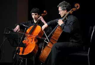 Légende : Le jeune violoncelliste Joël Geniet, ici aux côtés de son professeur, Cyrille Tricoire, lors de la Convention de la Caisse d’Epargne Languedoc-Roussillon, organisée le 14 mai dernier, à l’Opéra Comédie de Montpellier. Crédits Photo : Éric Durand.