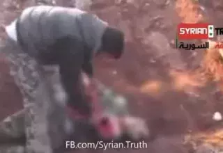 sur les images, il découpe le cœur et le foie du soldat en uniforme... (capture d'écran)