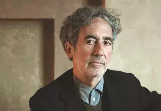 L'écrivain bat en brèche l'amnésie postcoloniale. 