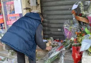  De nombreuses personnes sont venues déposer des gerbes de fleurs blanches... (DR)