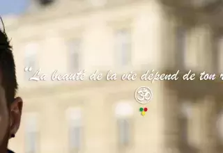 Florent Castineira, victime d'un tir de flashball, et la signification du symbole Om̐ calligraphié sur son cache-œil droit. (DR)