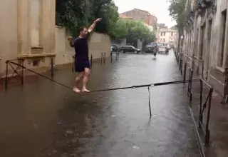 Les images des inondations à Montpellier ont afflué sur la Toile, comme le montre cette vidéo du funambule sur eau Raphaël Bellec.