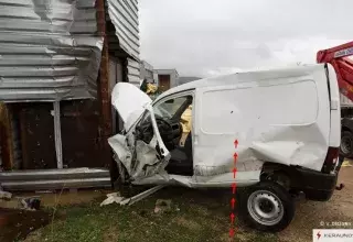 Cette camionnette a été "soulevée du sol depuis un parking" et a été "projetée à 60 mètres de distance après un survol au-dessus d’une grille". (© Vincent Deligny/Keraunos) 