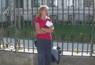 Convaincue de son bon droit, Marina Zholud s'est enchaînée hier à la grille du collège de secteur où son fils n'est toujours pas intégré. La vidéo est en ligne sur internet.