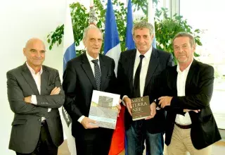 Robert Cotte, conseiller municipal, délégué aux Jumelages, Vincent Camilleri, Ambassadeur de Malte en France, Philippe Saurel, maire de la Ville de Montpellier, président de Montpellier Agglomération et Henri De Verbizier, conseiller municipal. (© Ville de Montpellier)