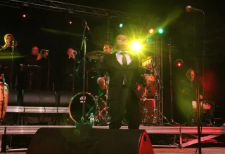 Plus de 2000 personnes ont assisté à l’impressionnante performance musicale et scénique de Yuri Buenaventura en concert gratuit ce 10 août à Marseillan. (© Ville de Marseillan)