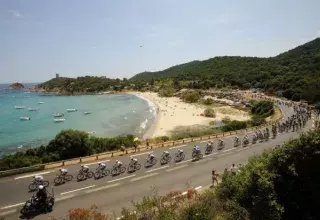 Après trois étapes en Corse, la Grande Boucle se retrouve de l'autre côté de la Méditerranée. (© ASO/B. Bade) 