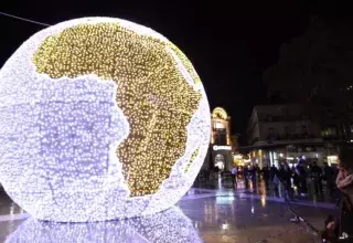 La mappemonde est constituée de 65 250 points lumineux.